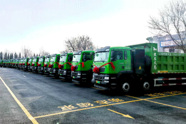 中国重汽新能源重卡南北两地齐交付，共筑绿色运输新生态！