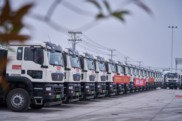 首季开门红丨中国重汽豪沃重卡批量交付，赋能全场景运输高质量发展